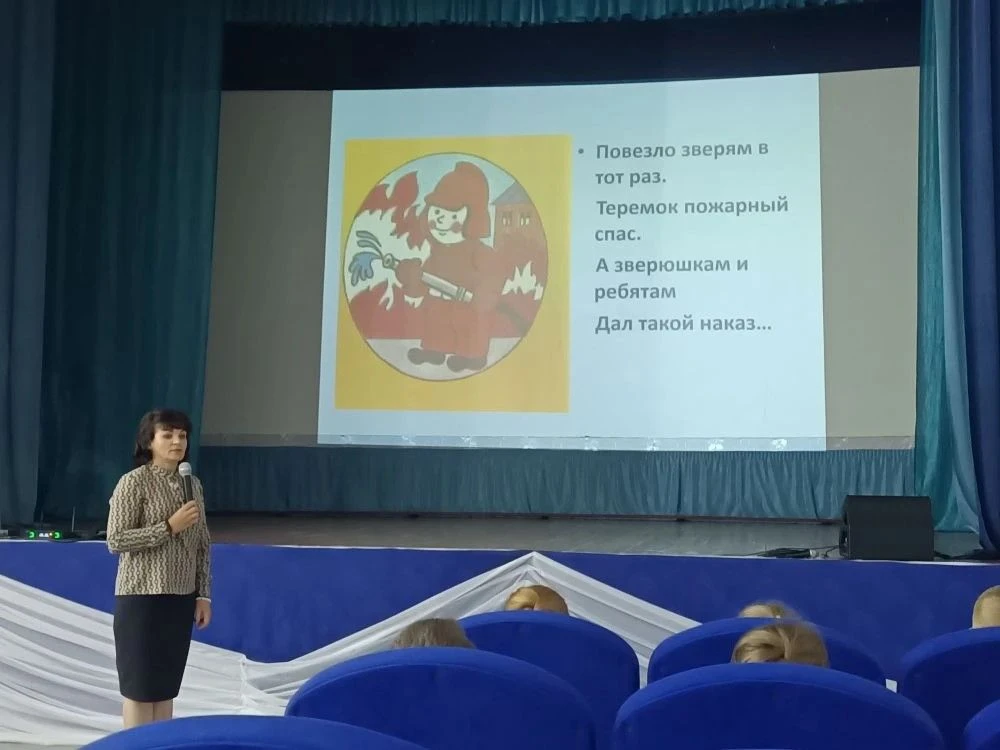 Информационный час: «Утром, вечером и днём осторожен будь с огнём!»
    В Доме культуры состоялся по