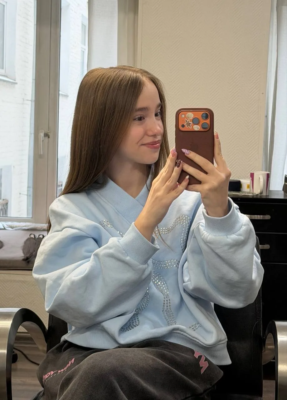 решила сделать изменение во внешности, о котором давно мечтала🤭  это мое «ДО»  РЕЗУЛЬТАТ СКОРО…