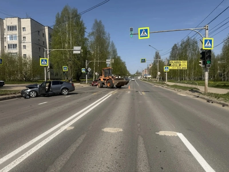 В СЫКТЫВКАРЕ ТРАКТОРИСТ ПОДРЕЗАЛ SKODA OCTAVIA, ВОДИТЕЛЬ И ПАССАЖИР ИНОМАРКИ ПОЛУЧИЛИ ТРАВМЫ  Как со