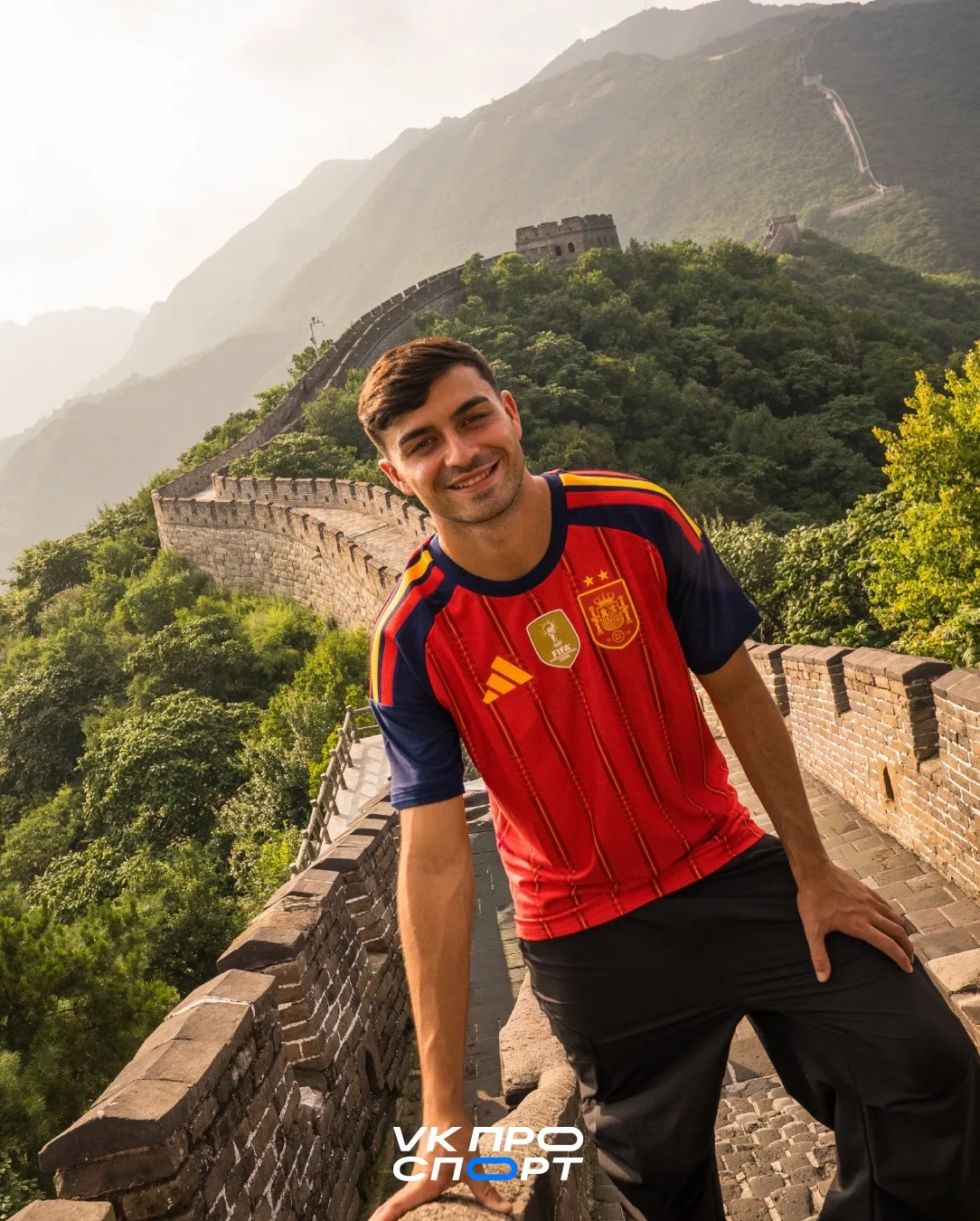 🇨🇳 Педри проводит отпуск в Китае после победы на чемпионате мира. 

Поездка организована в рамках 