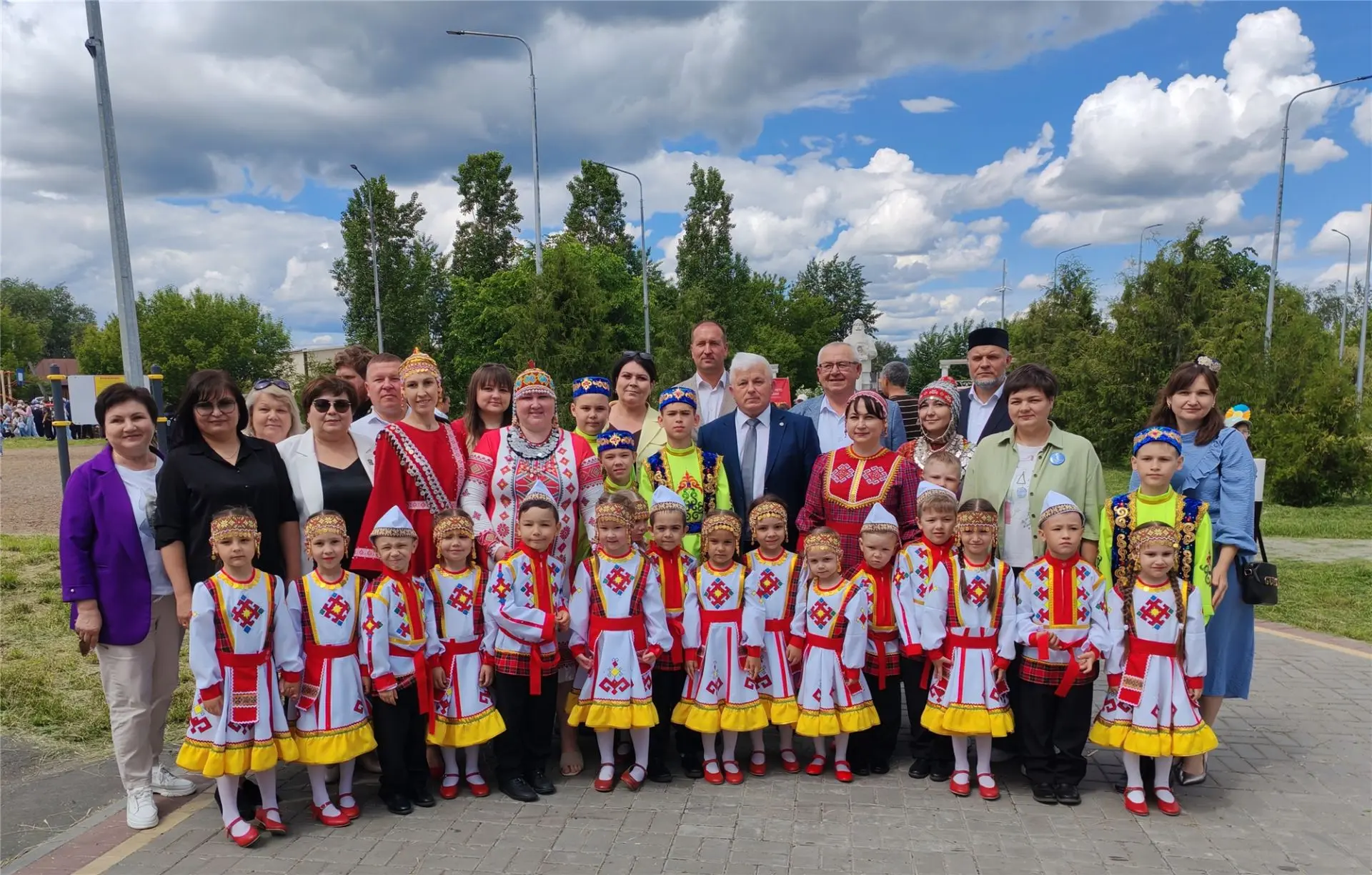 Акция «Взрослые — детям»: в Батыревском округе собирают средства на новую площадку для малышей.
🤝🎉