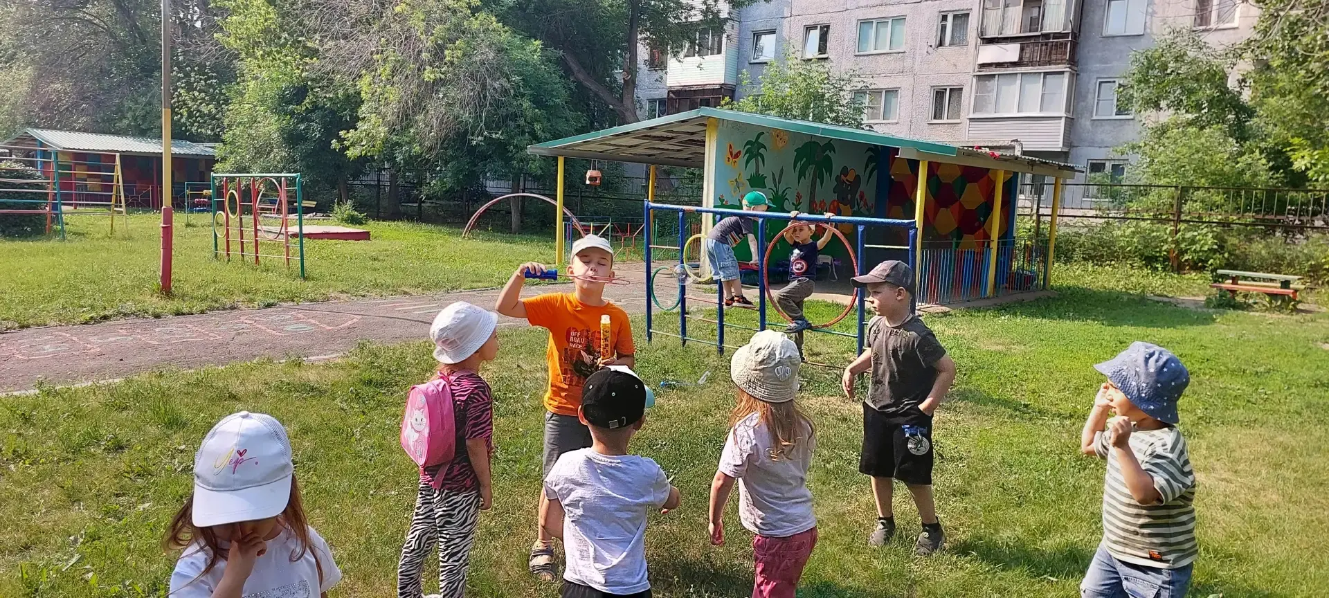 Солнышко🌞летнее смотрит на ребят 
Вышли на прогулку дети погулять!!!
Каждому занятие по душе пришло
