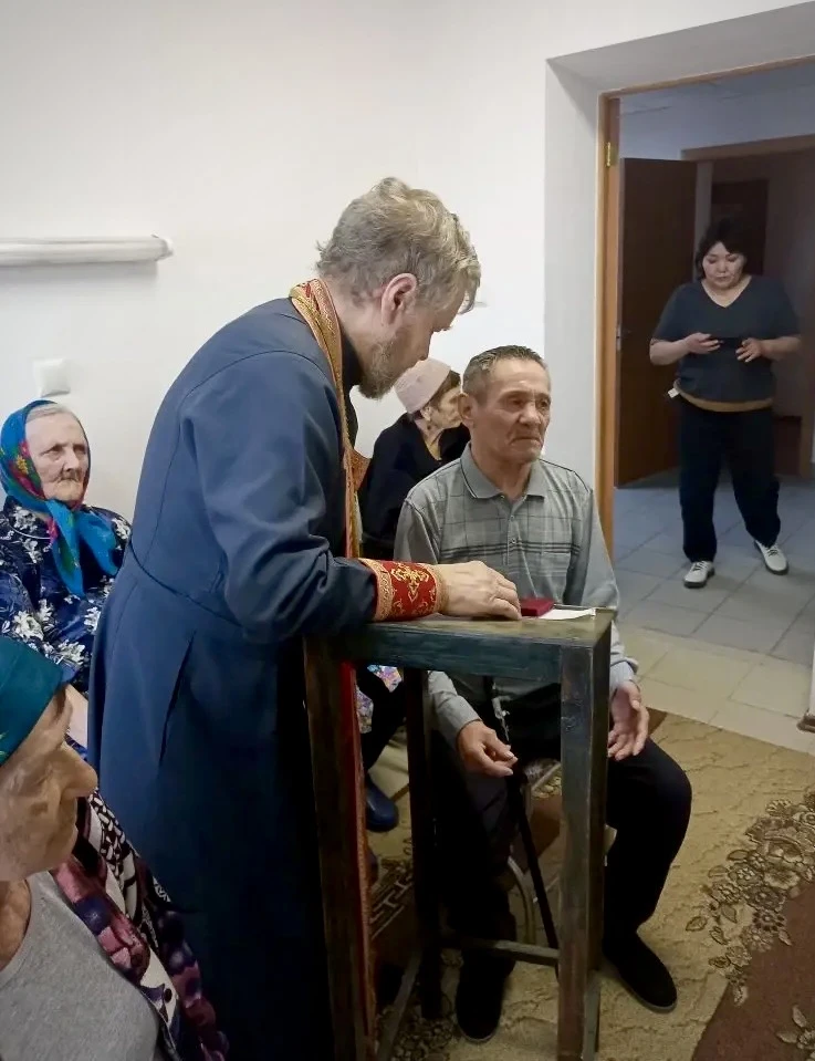 Христос воскресе!   На протяжении многих лет священники Усть-Ордынского Свято-Троицкого храма окормл