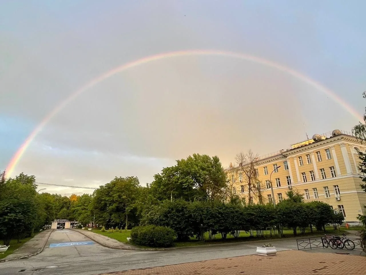 Коллеги прислали фотографию с комментарием «небесный мост в приёмную комиссию».

Удачи всем нашим аб