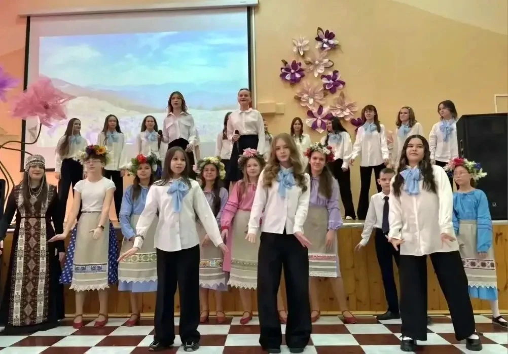 Сегодня в школе прошёл яркий праздник, посвященный Международному женскому дню 8 Марта, который объе
