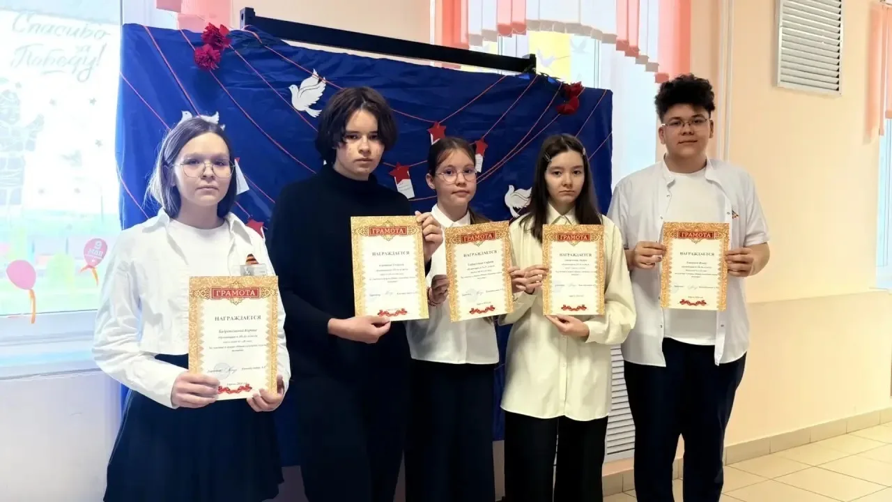 🎉 В нашей школе прошли торжественные линейки! 🌟  На линейках отметили важные достижения учащихся и в