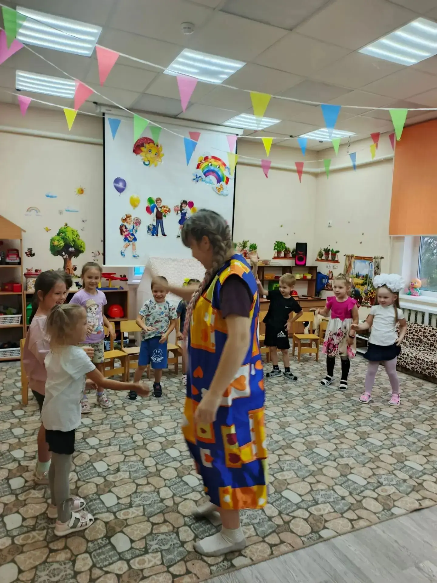 1 сентября дети старшей группы отпраздновали "День знаний". Праздник прошел в игровой ф...