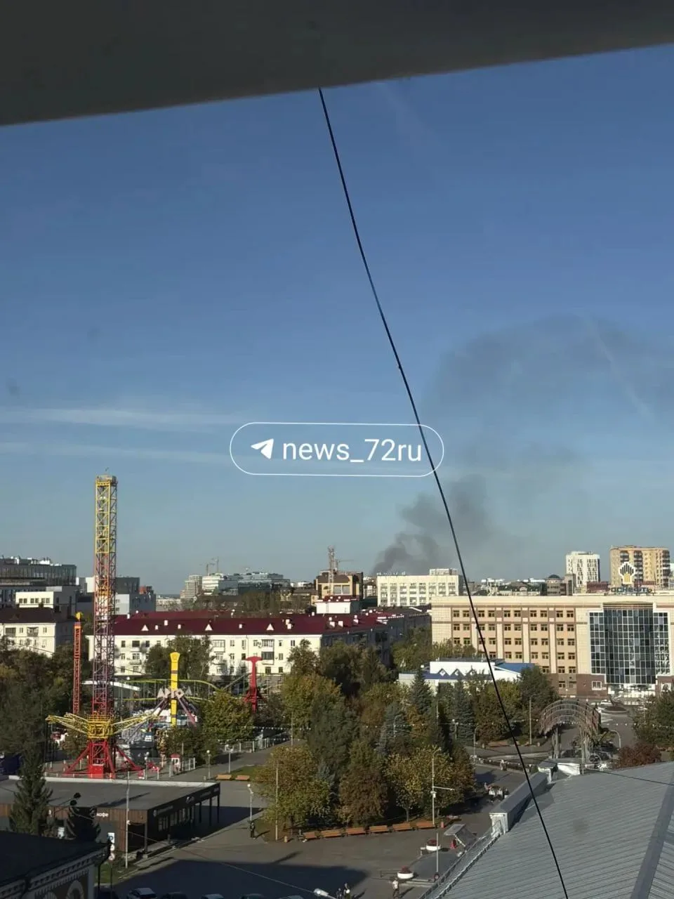 Тюменцы сообщают о пожаре, дым от которого видно в центре города.