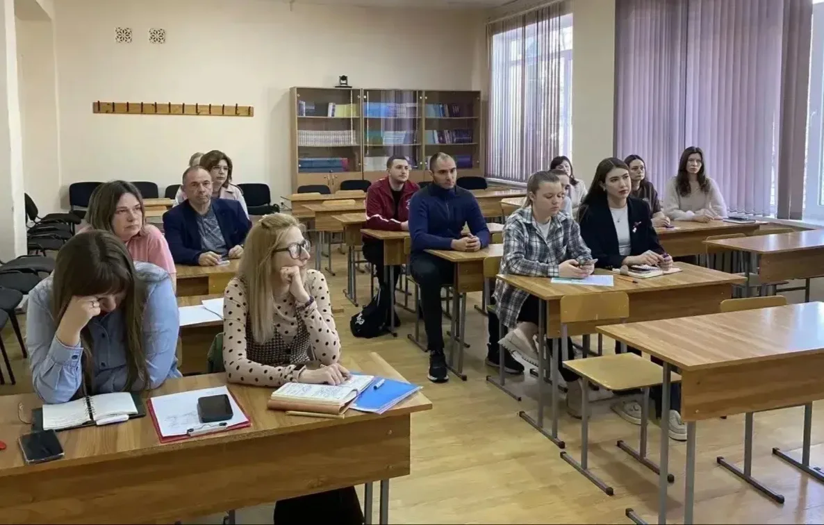 Родители детям 2.0 

На Гуманитарном факультете состоялось совещание профессорско-преподавательского