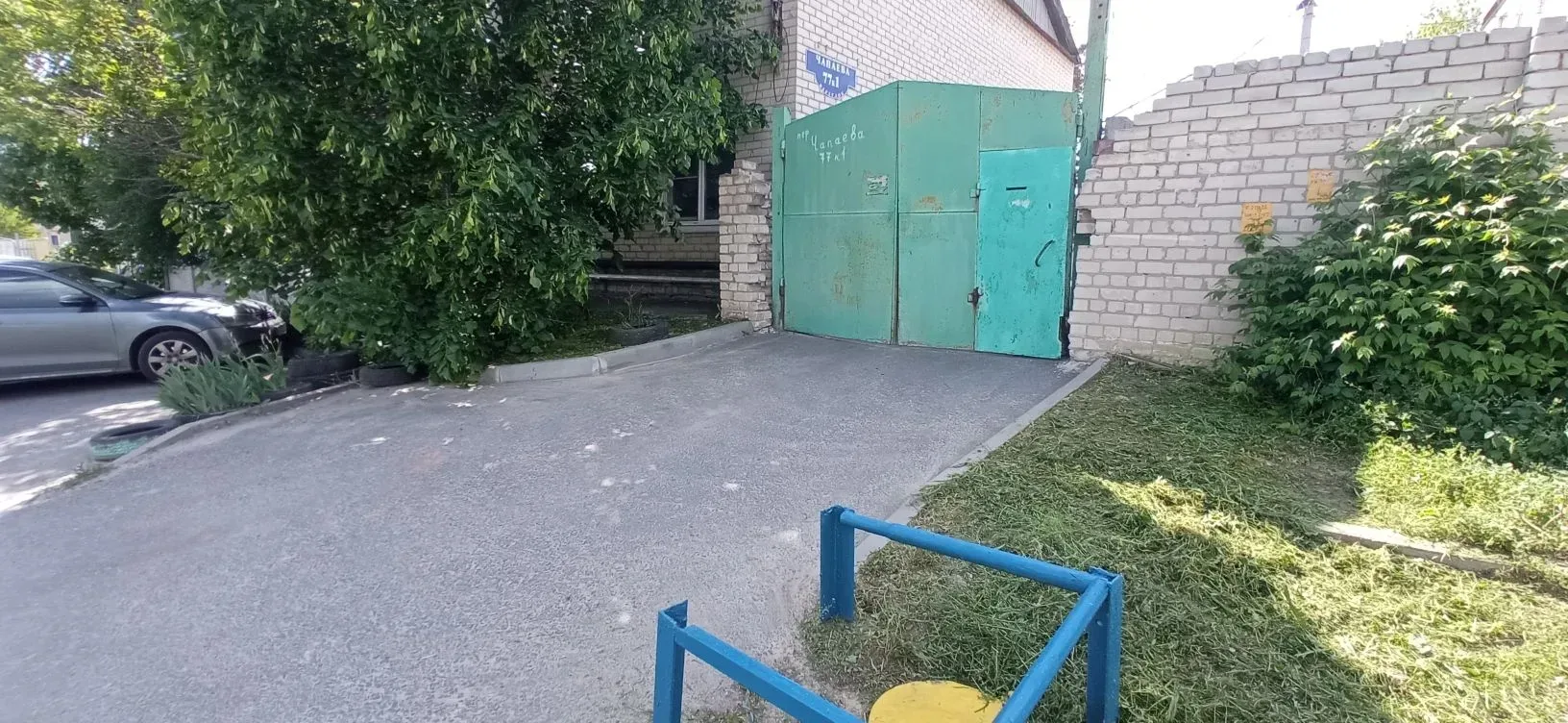 По адресу: пер. Чапаева, д. 77/1 и 77/2, произведен покос сорной растительности.