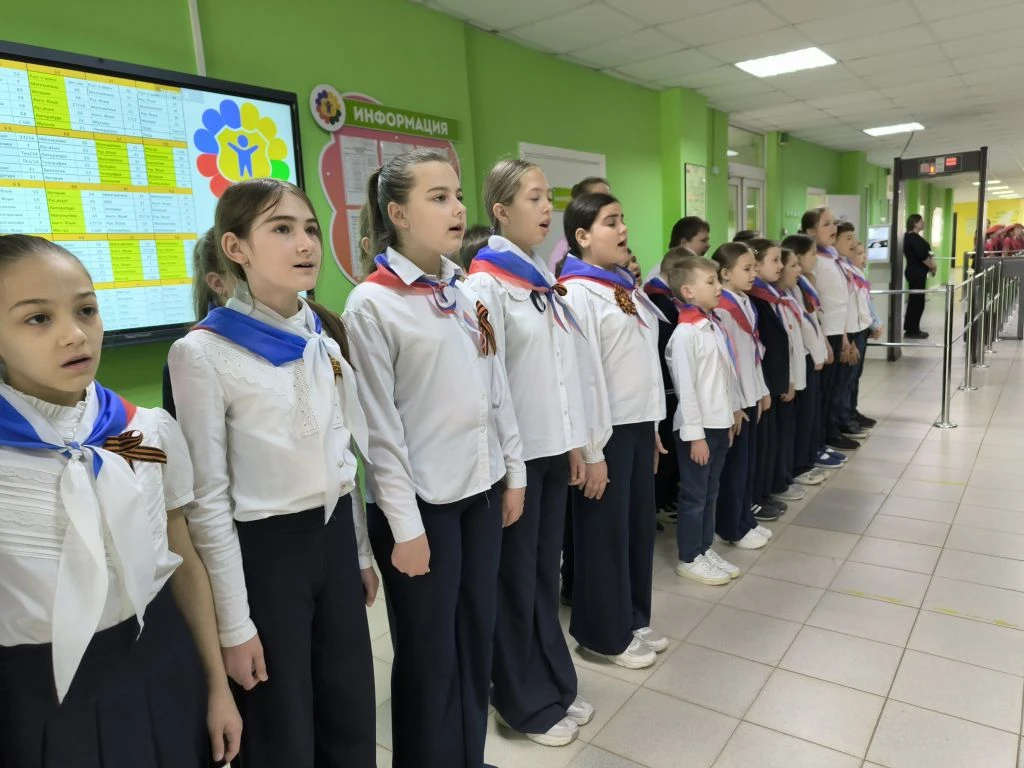 На этой неделе чести вынести флаг удостоилась юнармейцы 11в класса.  На традиционном построении учащ