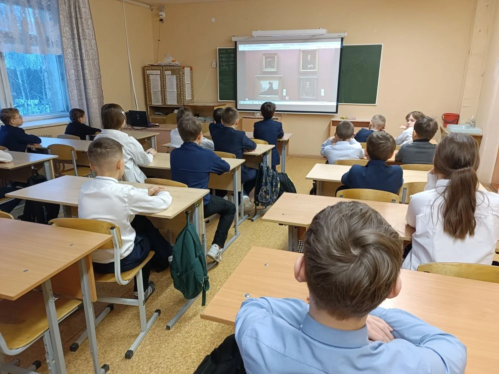 Новая учебная неделя в нашей школе традиционно началась с торжественного выноса флагов и исполнения 