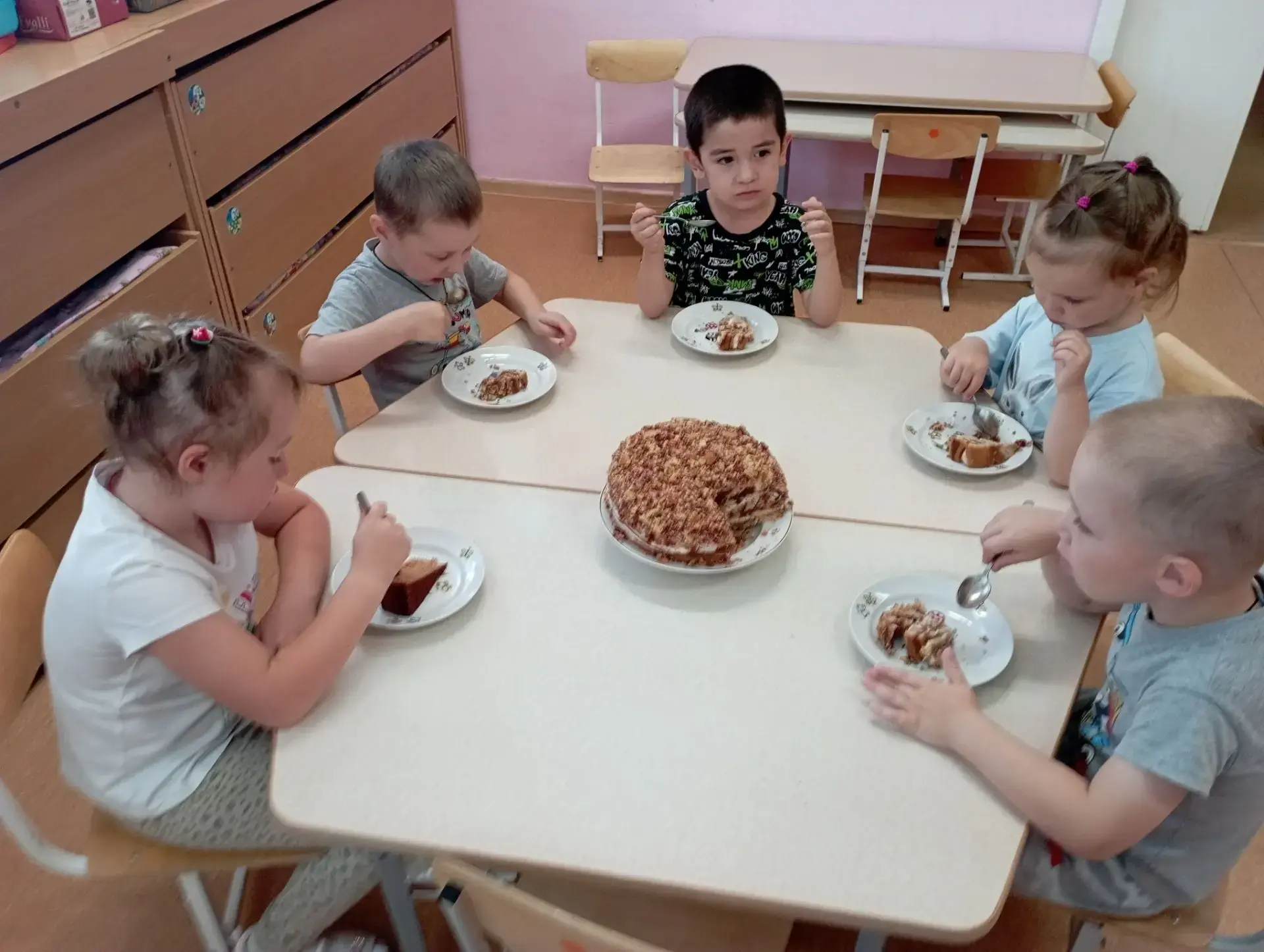 ''Вкусный тортик испечем''. Дети младшей группы ''Ромашки'' очень любят играть с песком. И поэтому '