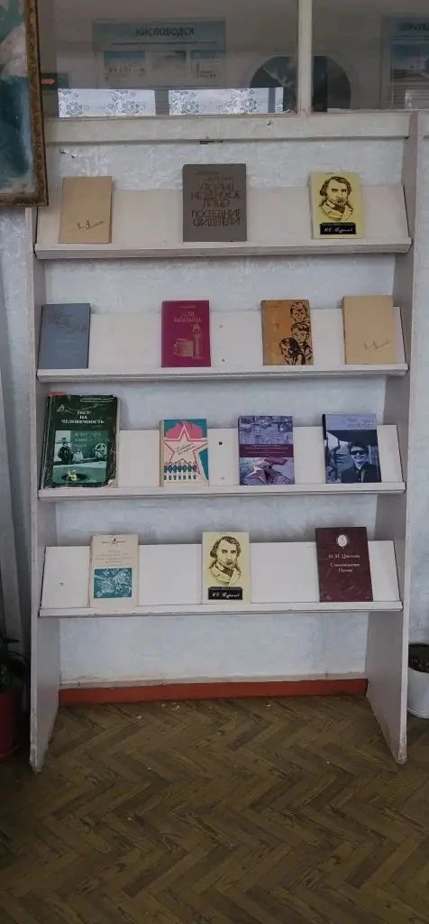 📚✨ В нашей школьной библиотеке прошла замечательная выставка, посвященная Дню Победы! ✨📚