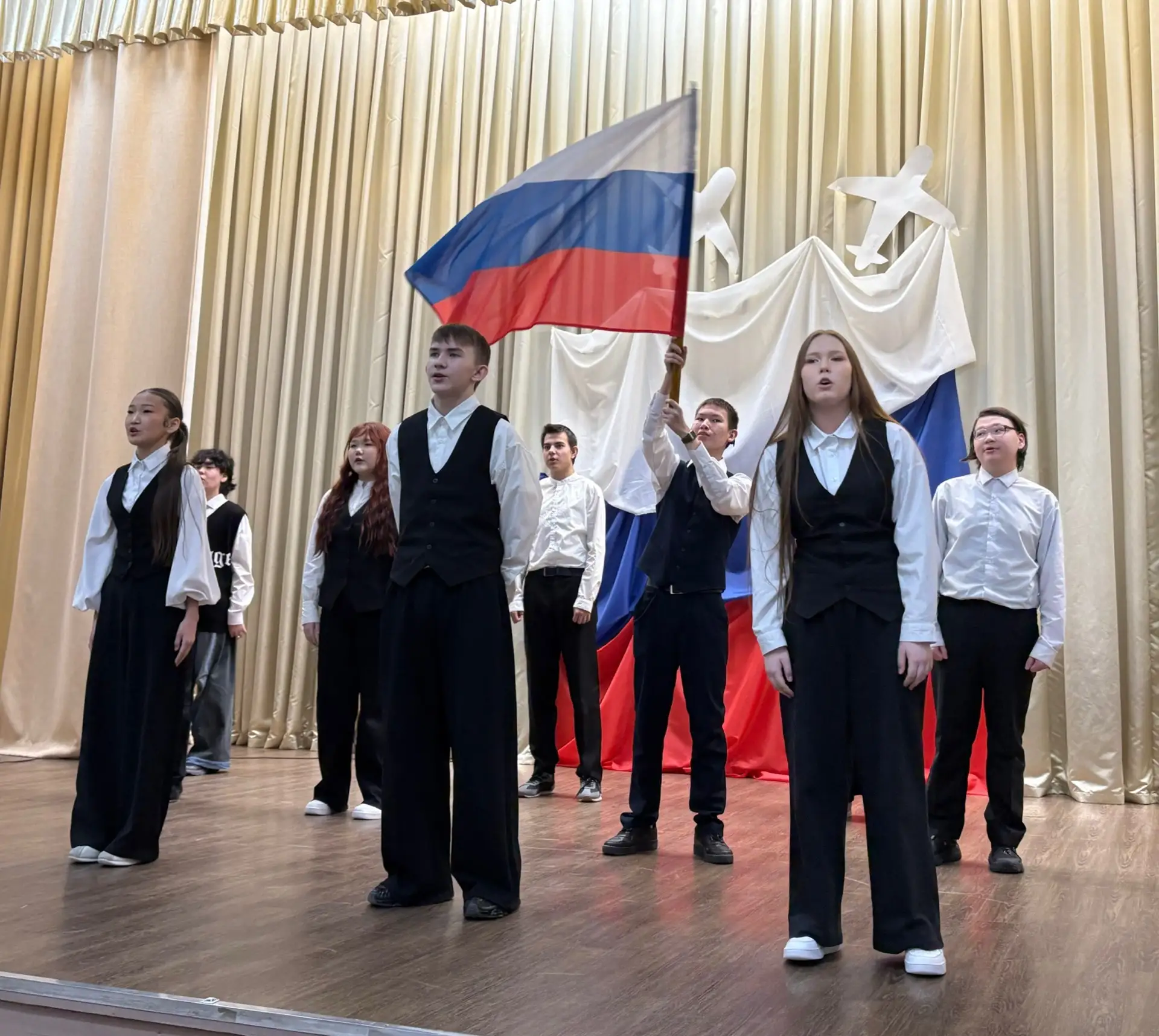 С ДНЁМ РОССИИ! 🇷🇺

С праздником! 
Желаем мира, добра, благополучия и чтобы в каждом доме всегда ца