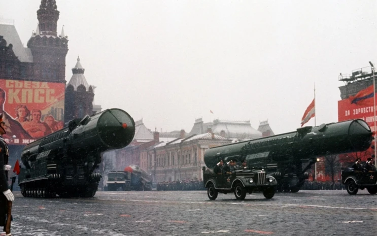 За 20 лет до «Тополя»

7 ноября 1965 года на параде впервые была показана невероятных размеров ракет