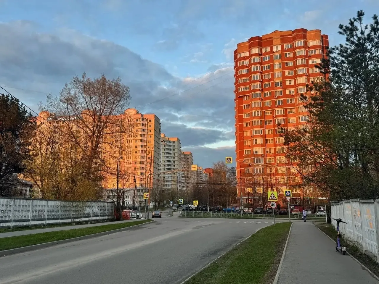 Закатное фото города.