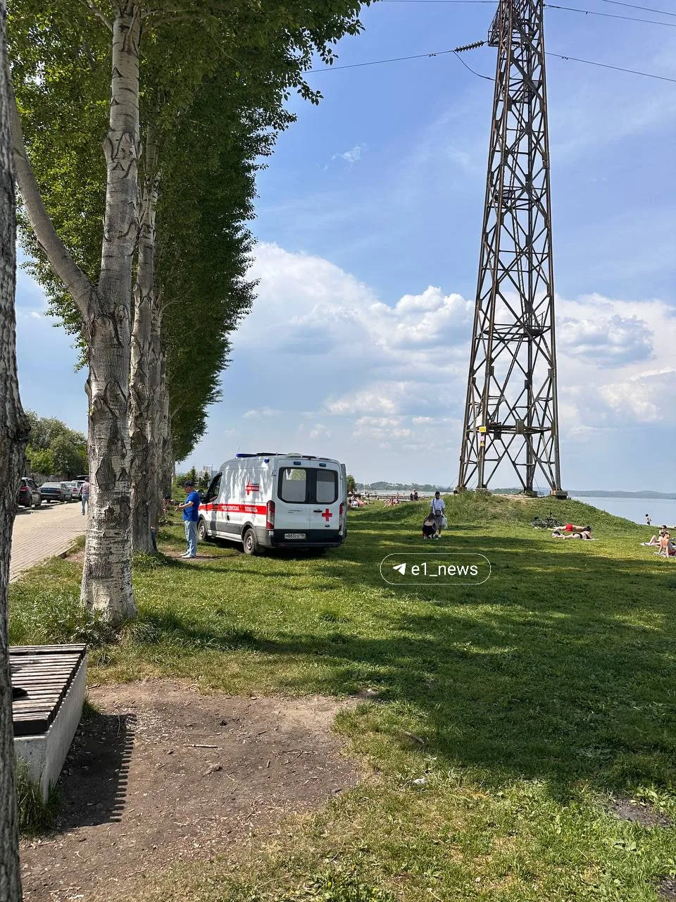 На Визовском пруду кому-то стало плохо. Екатеринбуржцы уже открыли купальный сезон:   — Скорая приех