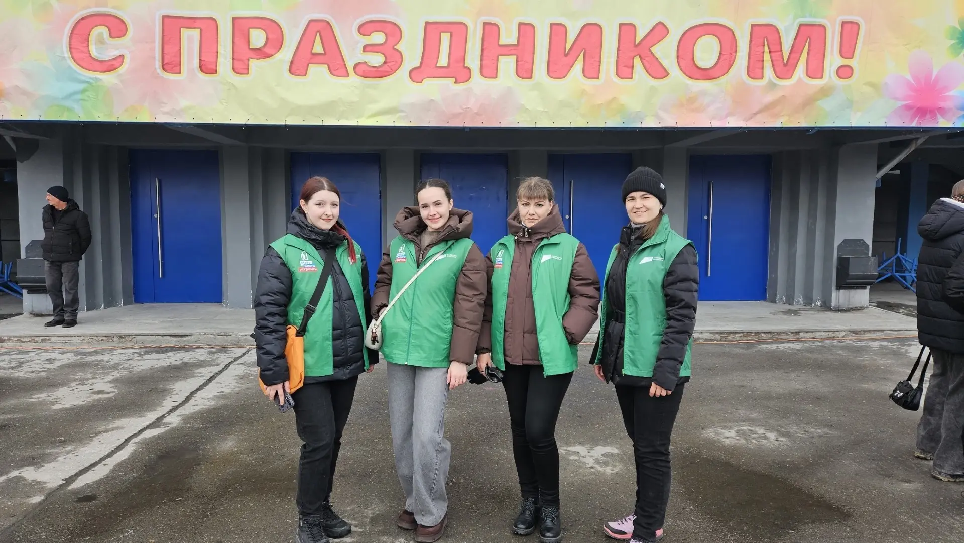 Волонтеры федерального проекта «Формирование комфортной городской среды» помогают жител...