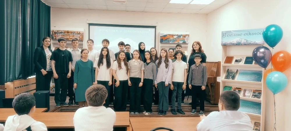 24 марта 2026 года в РЮБ им. К. Мечиева состоялся литературно-музыкальный вечер «Горит наш огонь…», 