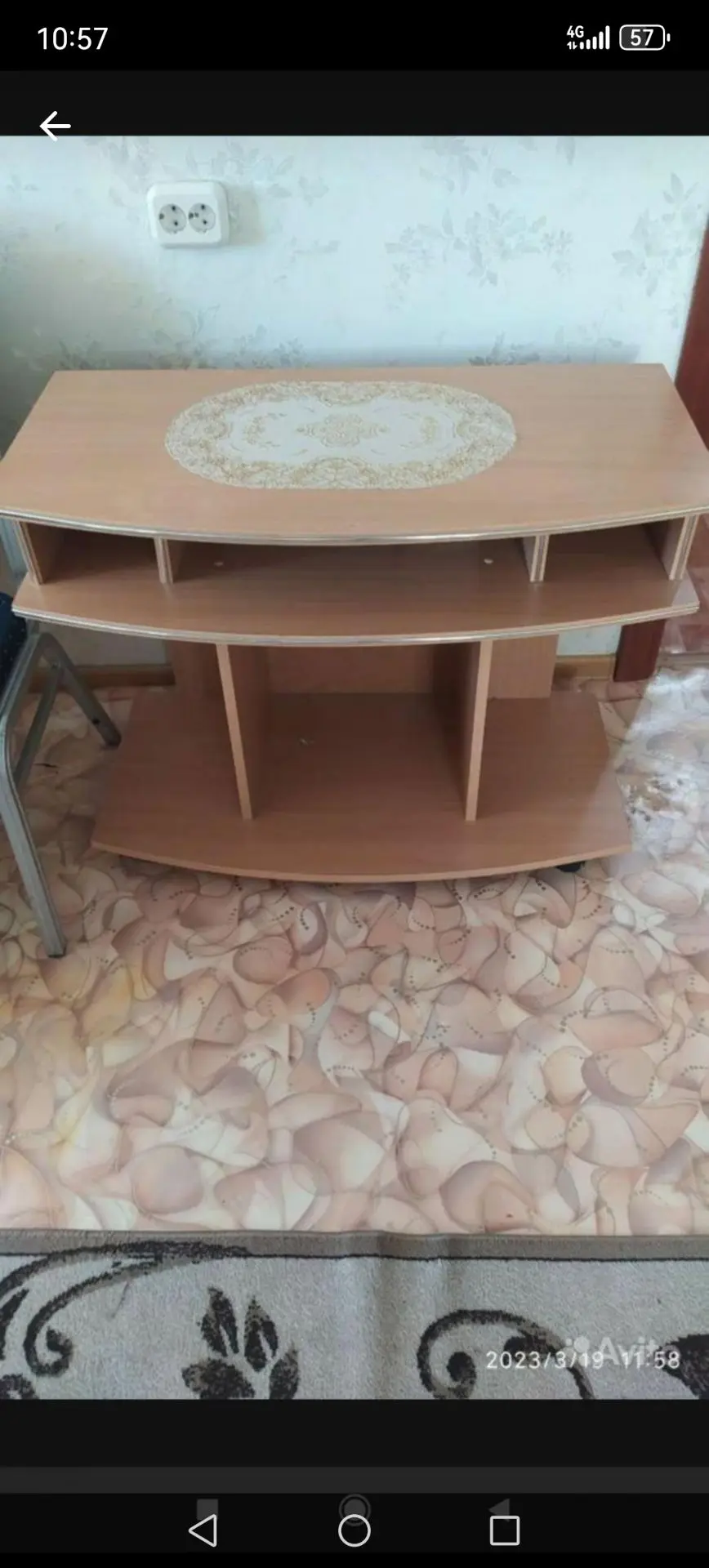 Тумба под ТВ на колёсах. Б/у. 800 рублей.