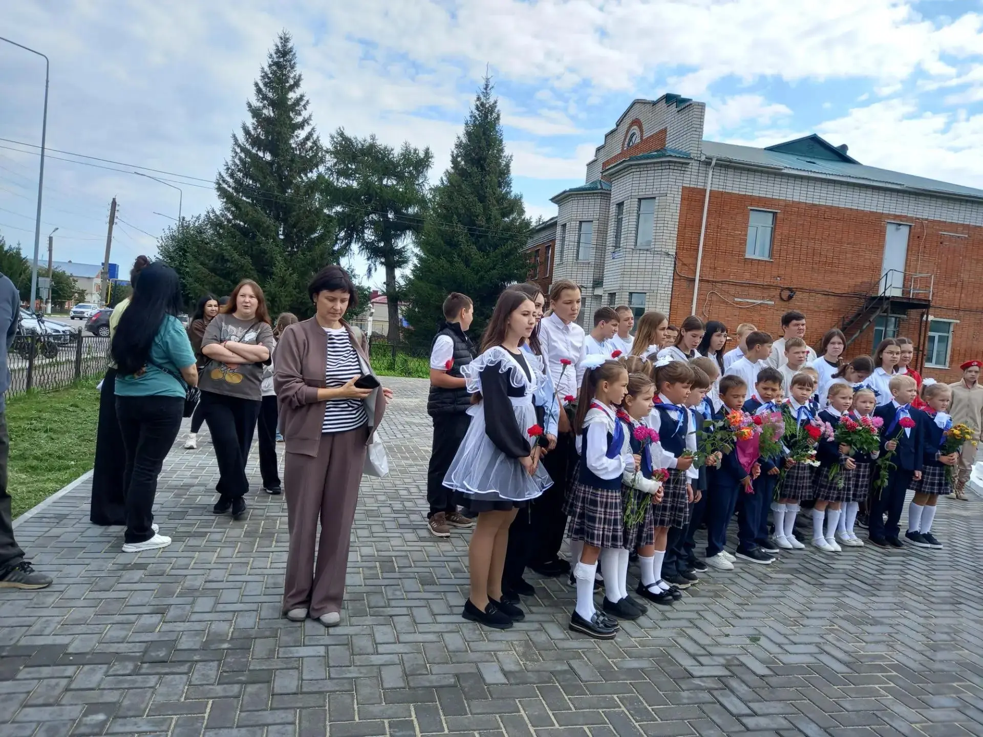 В селе Шемурша прошел торжественный митинг памяти Героя России Олега Долгова, приурочен...