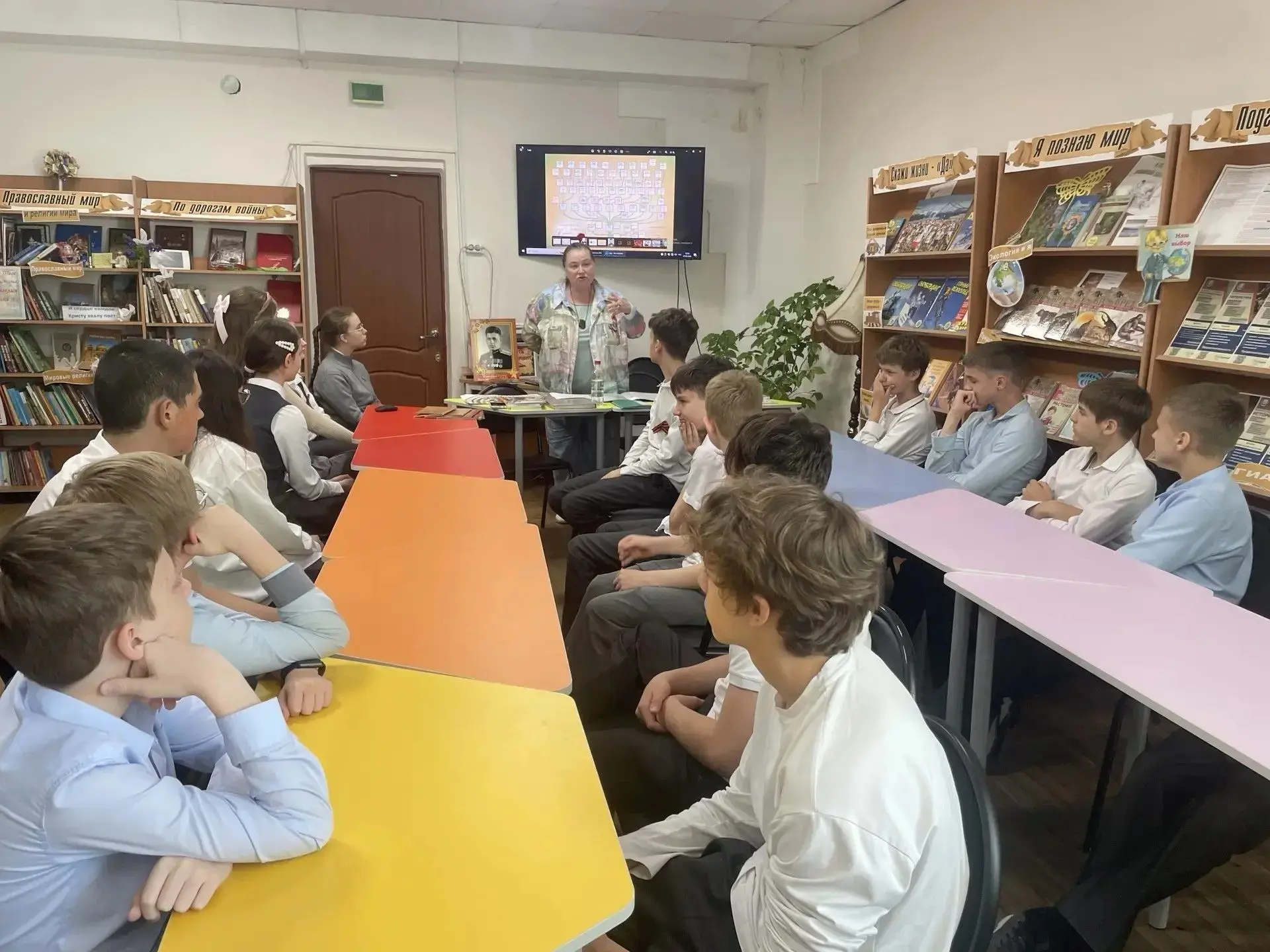 📚✨ «Память по крупицам»: как семейная история стала книгой о войне В школьной библиотеке сегодня цар