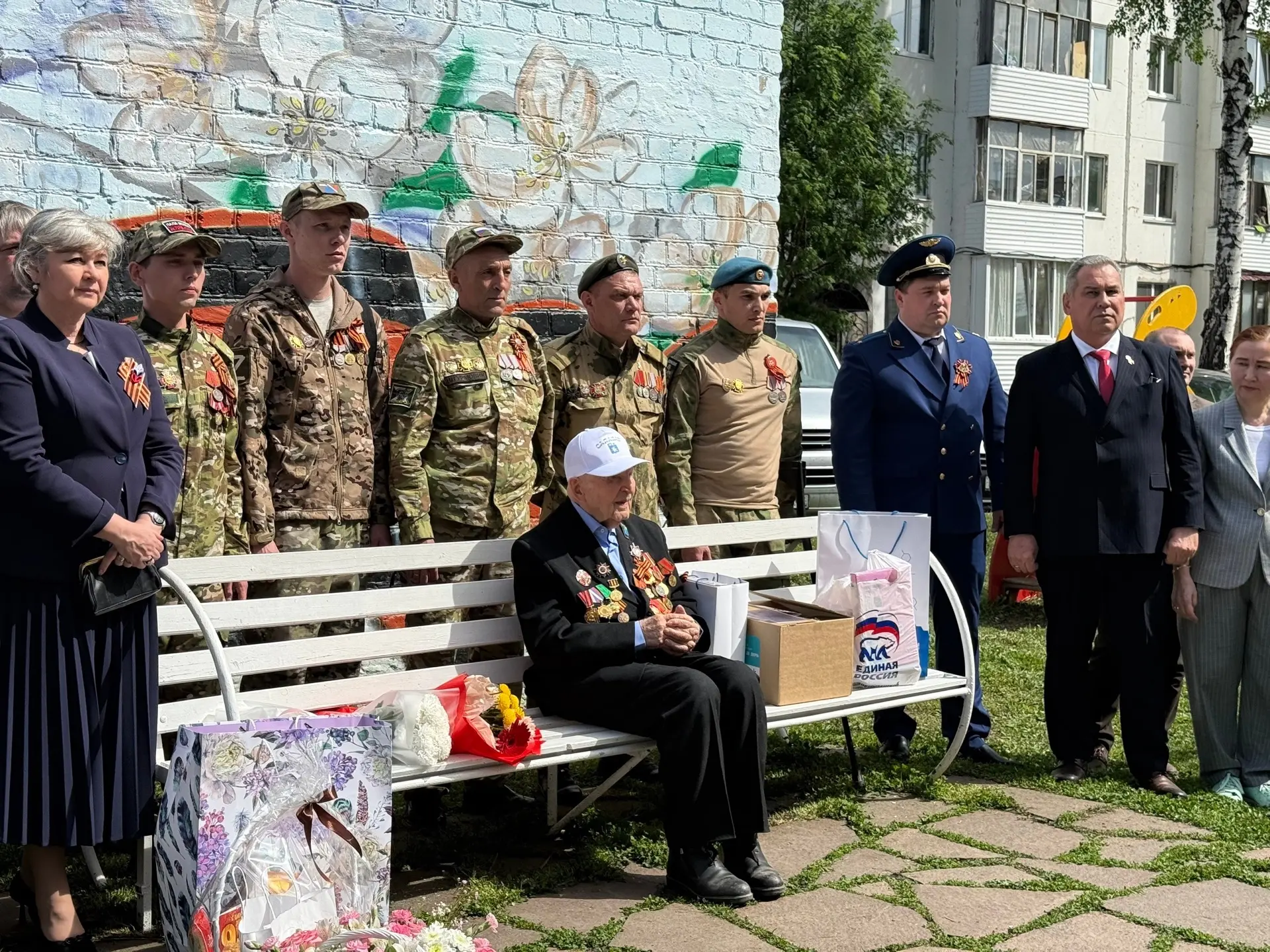 🌹 «Спасибо за возможность жить!» — в Салавате поздравили ветерана с Днём Победы  В рамках акции «Пар