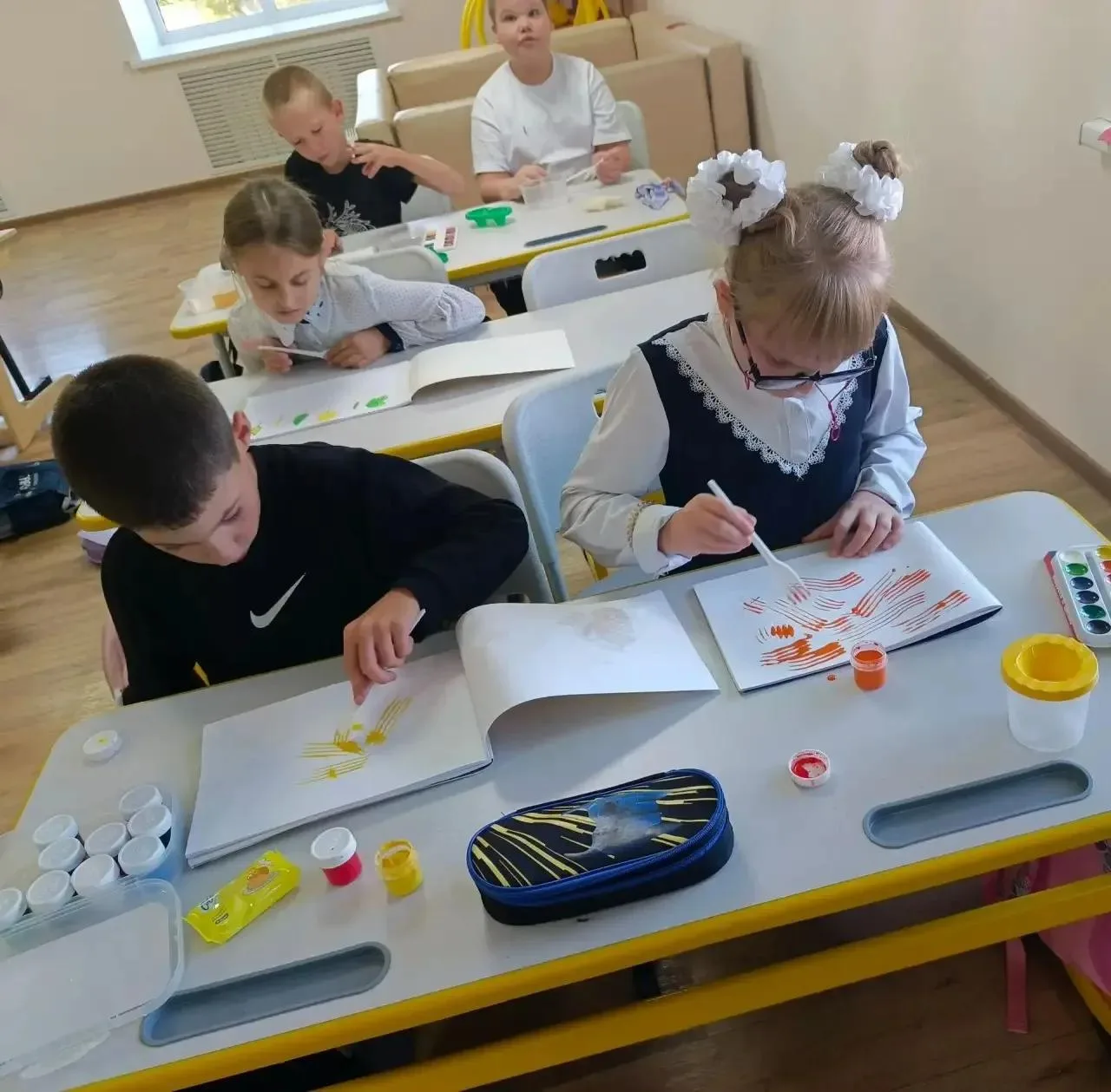 На внеурочном занятии в КГБОУ «Алейская общеобразовательная школа-интернат» учащиеся 3 ...