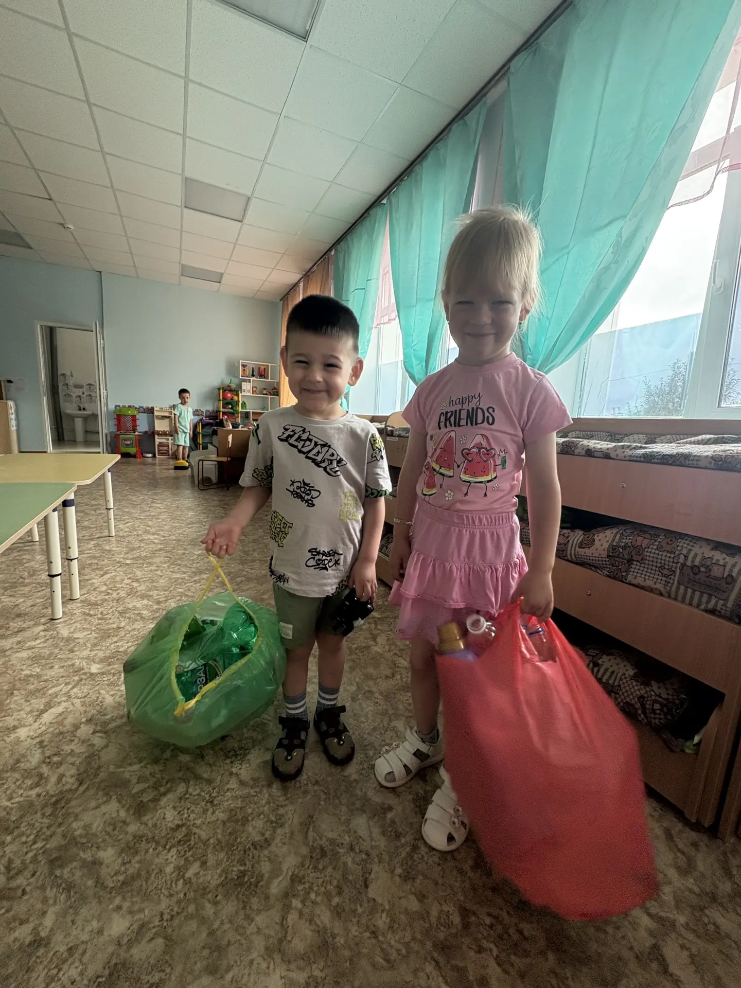 Полина и Аяз из группы «Рябинушки» продолжают сбор пластика💪💪💪