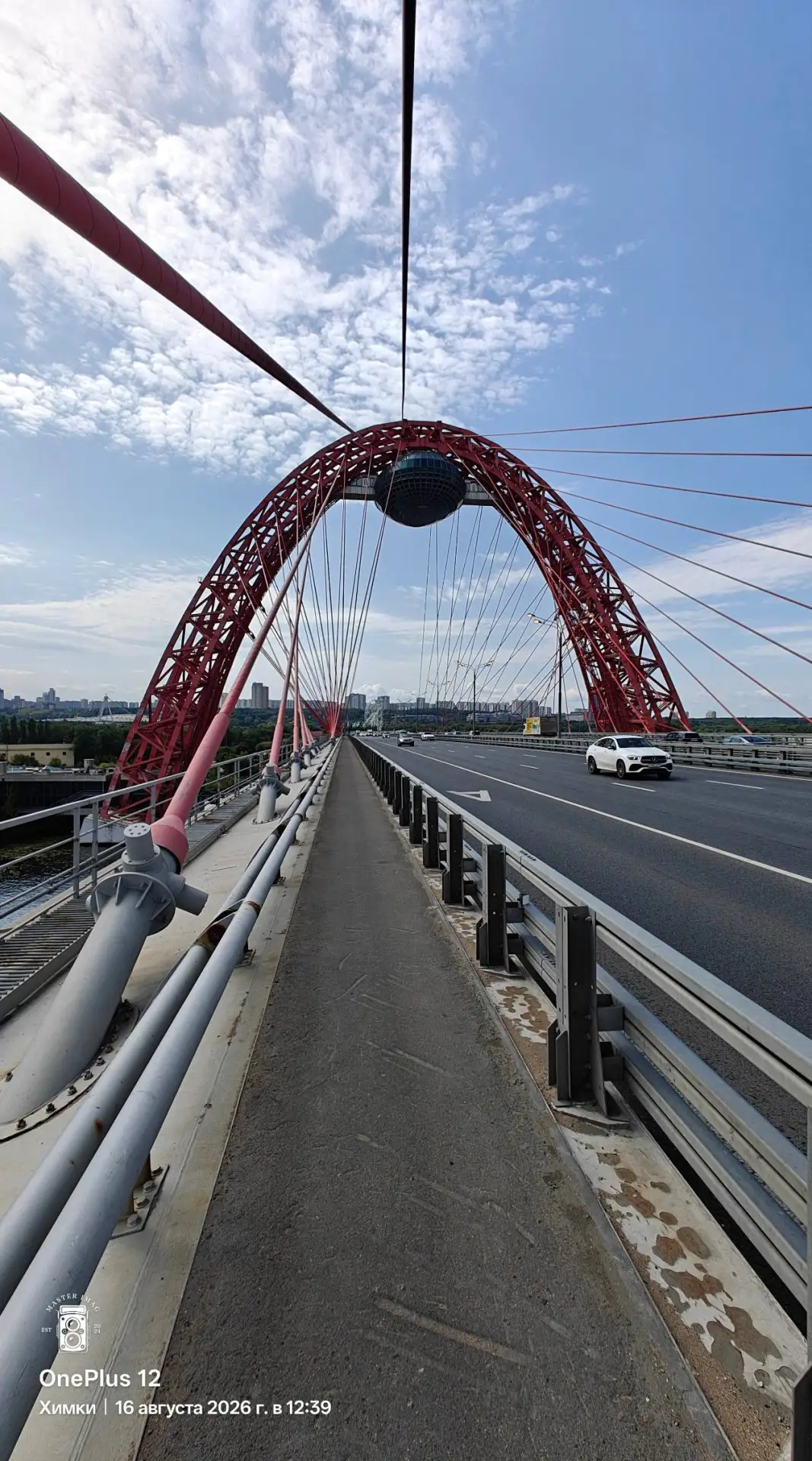 🌉 Живописный мост в конце лета радует глаз