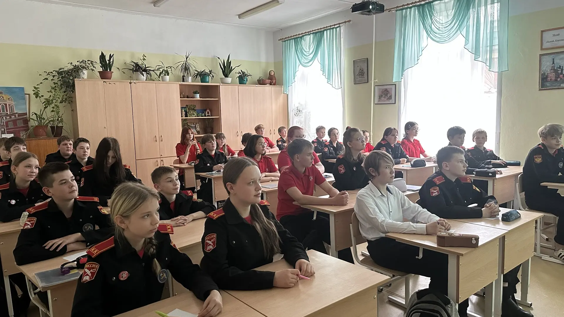 🎨 Виртуальные путешествия по музеям: Эрмитаж и Государственный музей! 🏛️  Ученики нашей средней школ