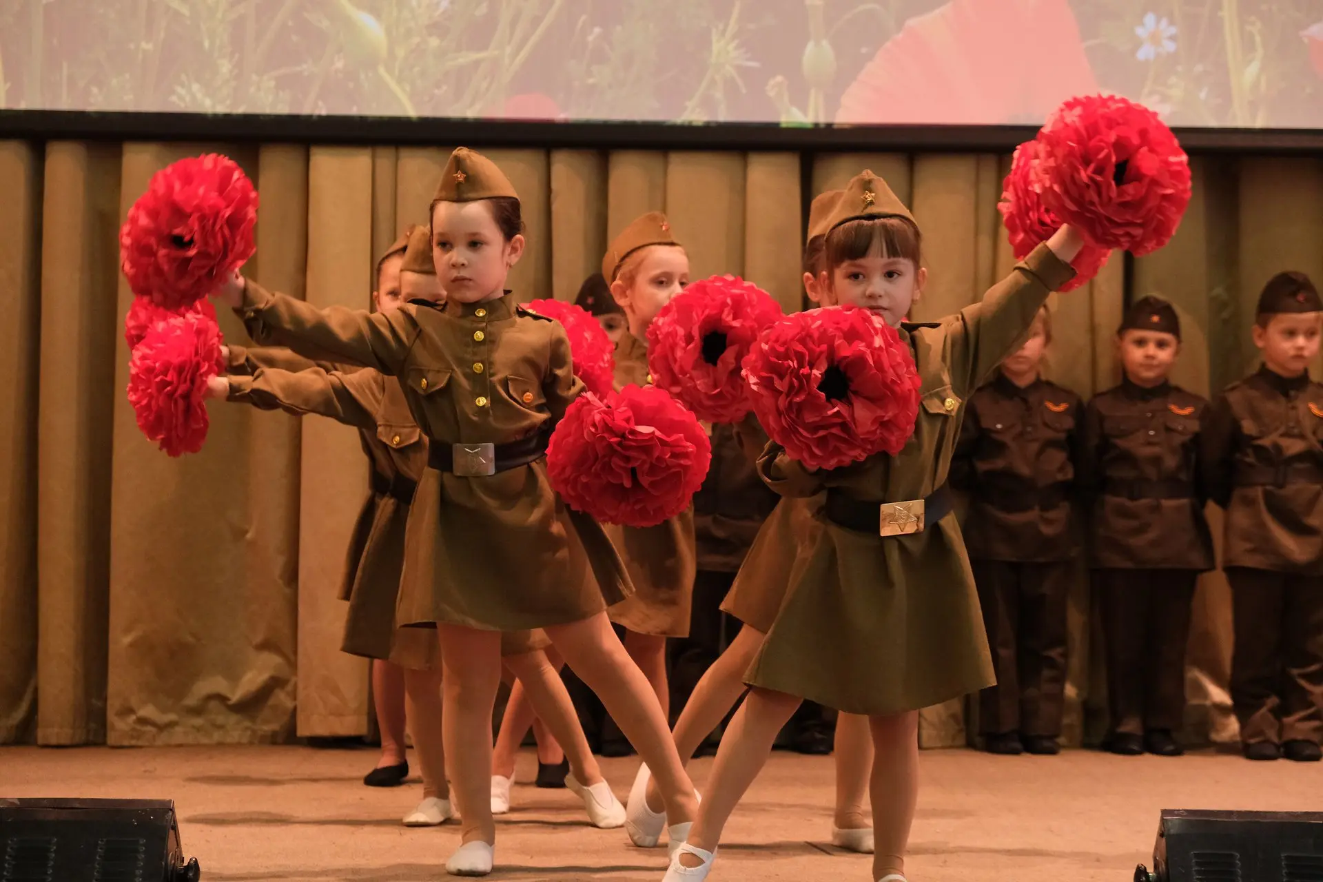 🎭 9 Мая в сердце каждого: праздничный концерт в нашей школе  Песни, стихи, слёзы на глазах — всё это