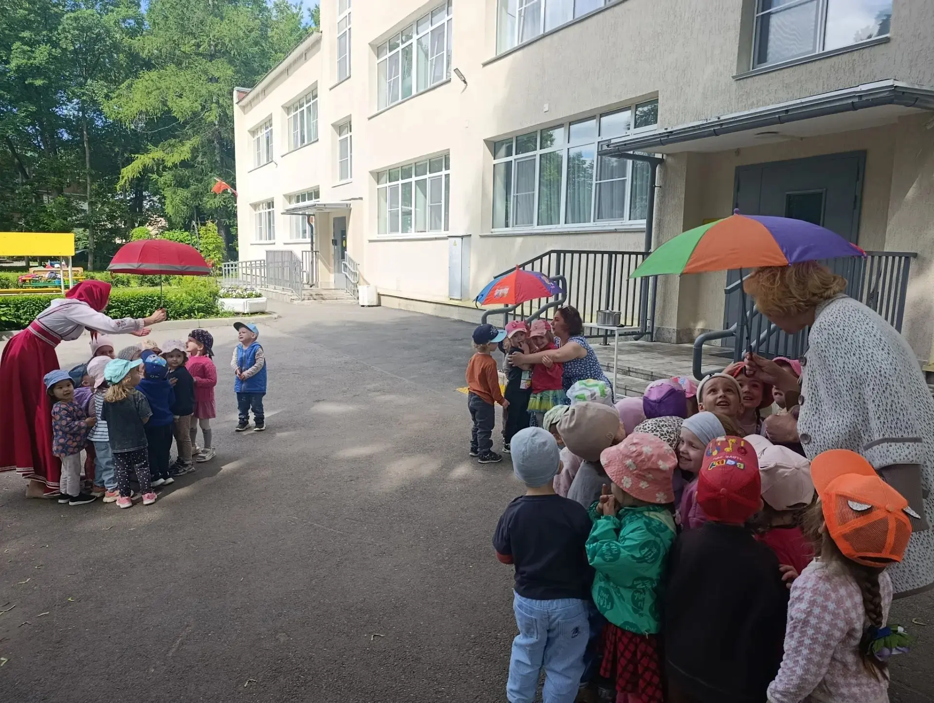 Дружит с солнцем ветерок,
А роса – с травою.
Дружит с бабочкой цветок,
Дружим мы с тобою.
Всё с друз