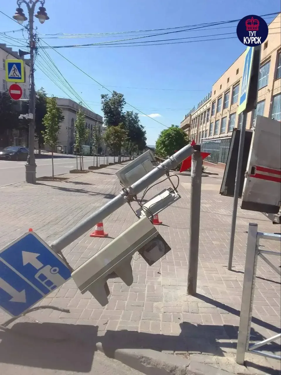 ⚠️ В Курске на перекрестке Ленина и Кирова поврежден светофор из-за ДТП