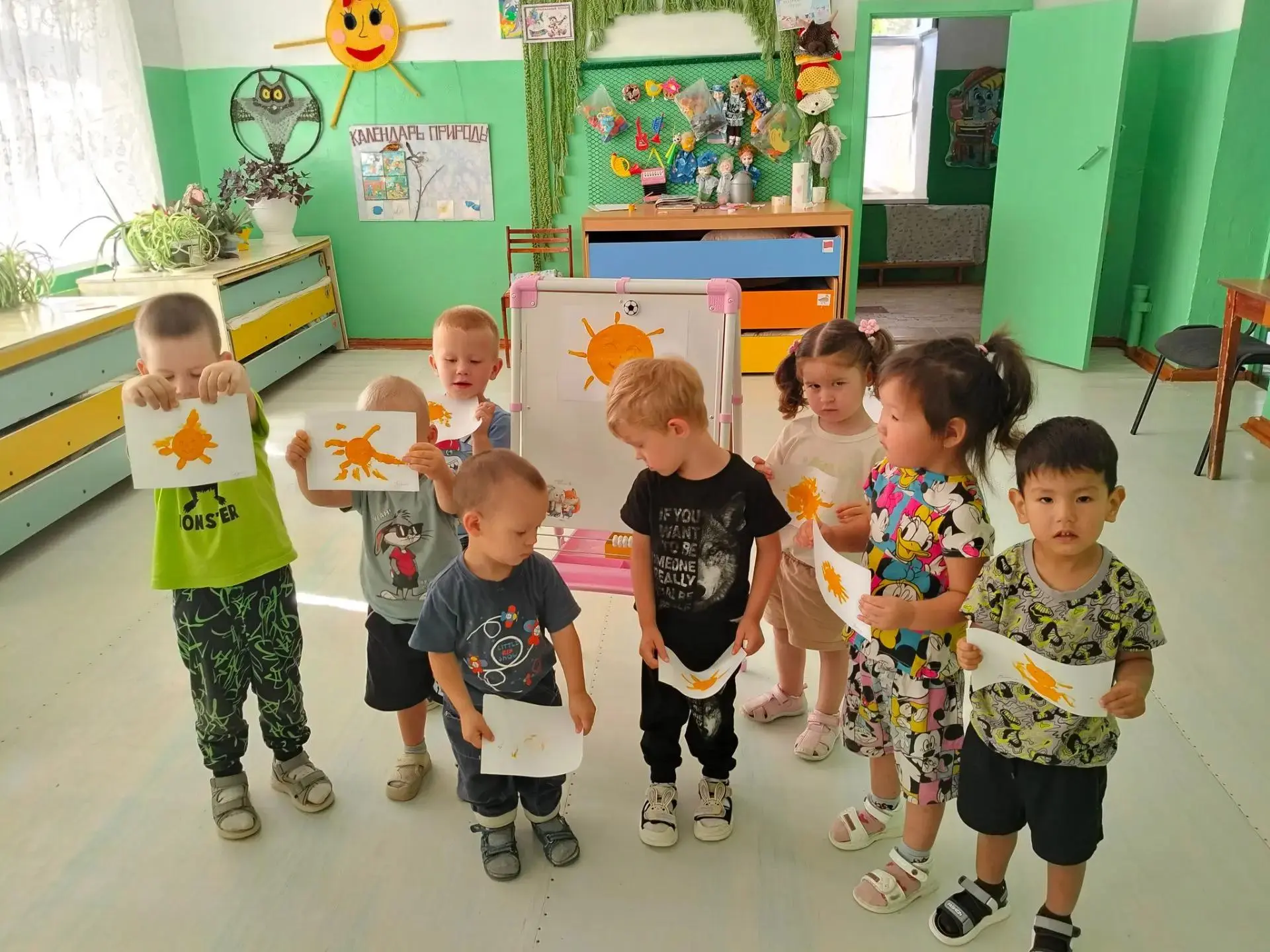 К малышам первой младшей группы заглянуло грустное солнышко - оно растеряло свои лучики...