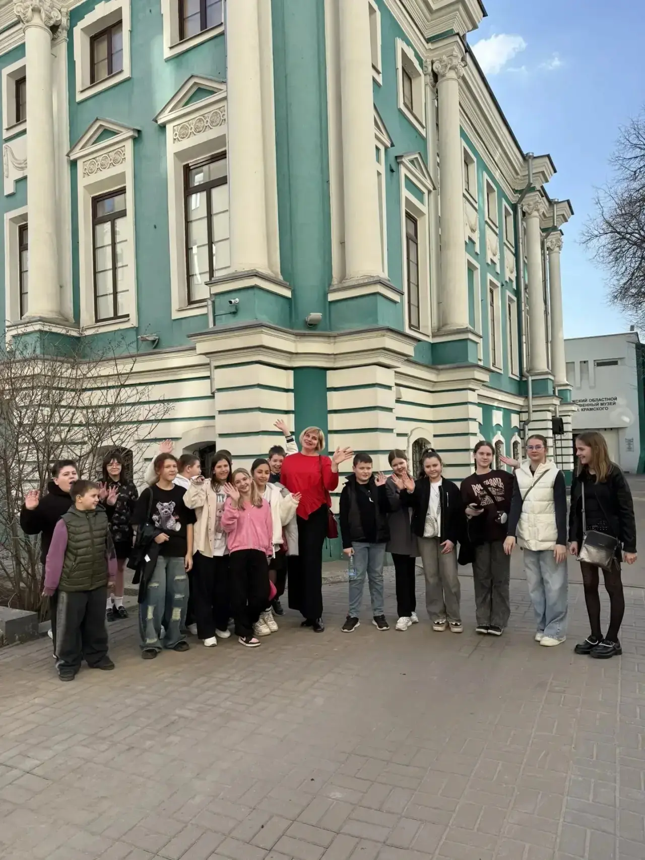 31 марта обучающиеся 5 "В" класса отправились на экскурсию  в областной художественный музей им. И. 