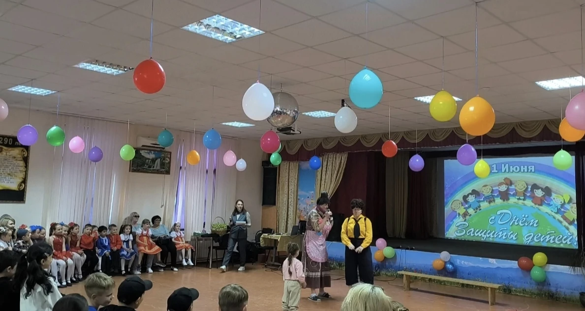 Праздник веснушек, мыльных пузырей и мороженого в Антиповке! 🍦🎉

 В нашем селе состоялся праздничн