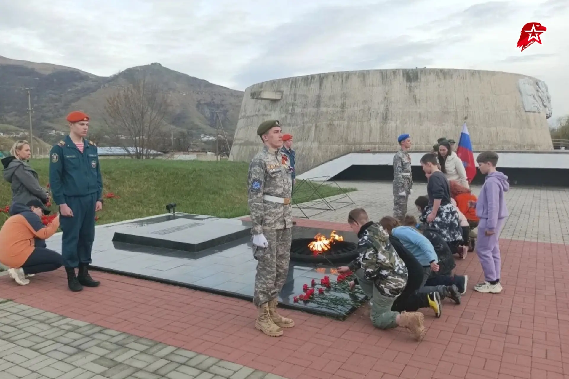 С высоты Домбая — с флагом родного края 🗻  Ребята из Красноярского края поднялись в горы и развернул