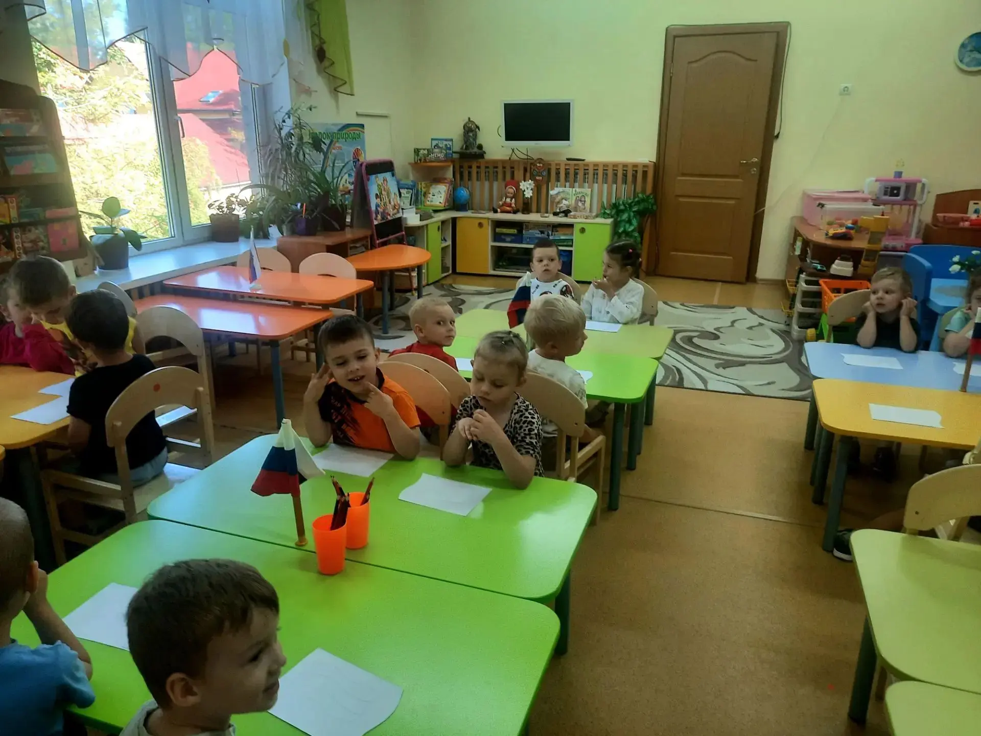 Три цвета в небе красками сияют,