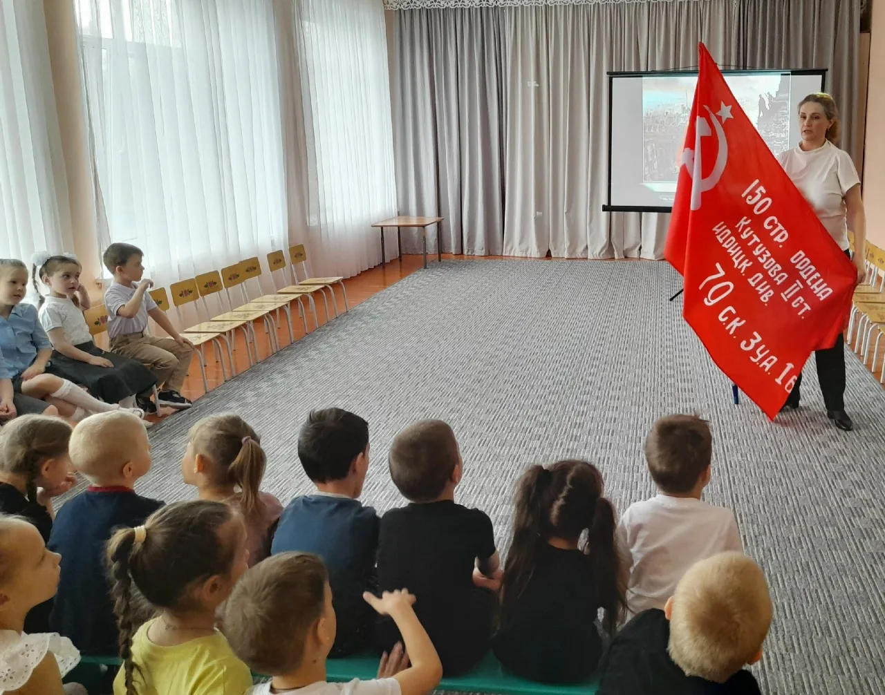 Обучающиеся 8а класса Белинский Дмитрий, Зяблицев Гордей и Ярославцев Данил торжественно передали Зн