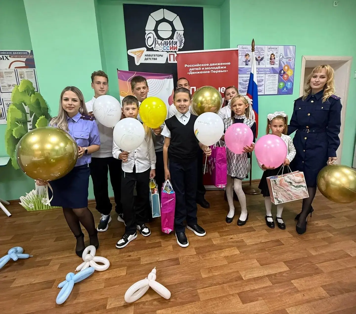 📚В Новосибирской области офицеры СК России поздравили воспитанников подшефной школы-ин...