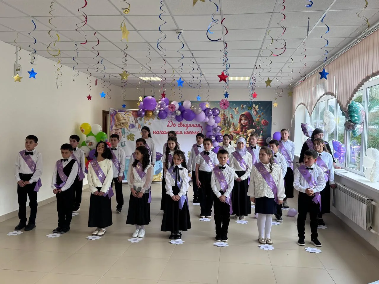 Прощай, начальная школа! В добрый путь, выпускники! 🎓🌟