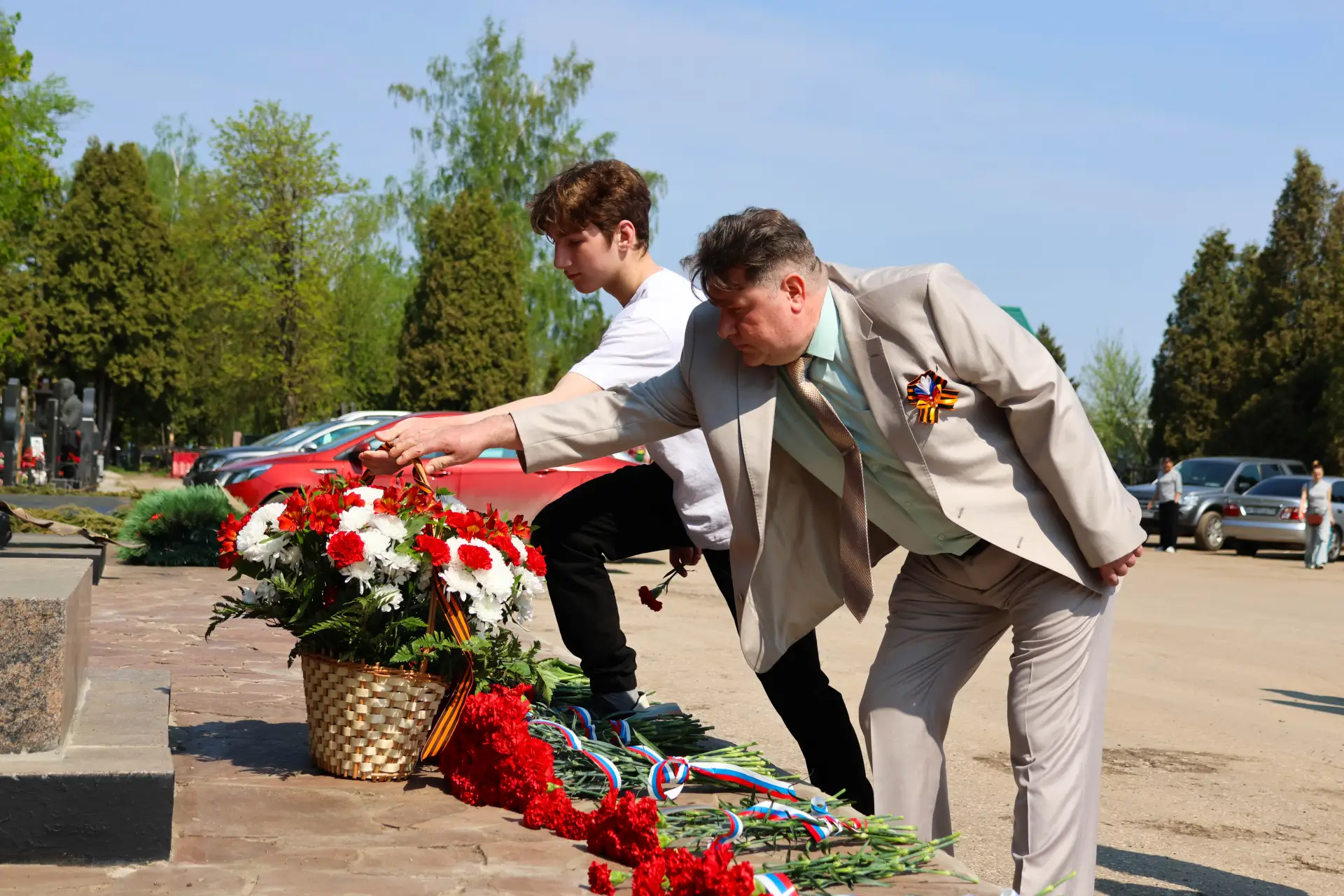 🌟 Новомосковцы почтили память героев  Накануне 81-й годовщины Великой Победы у Братской могилы на Го