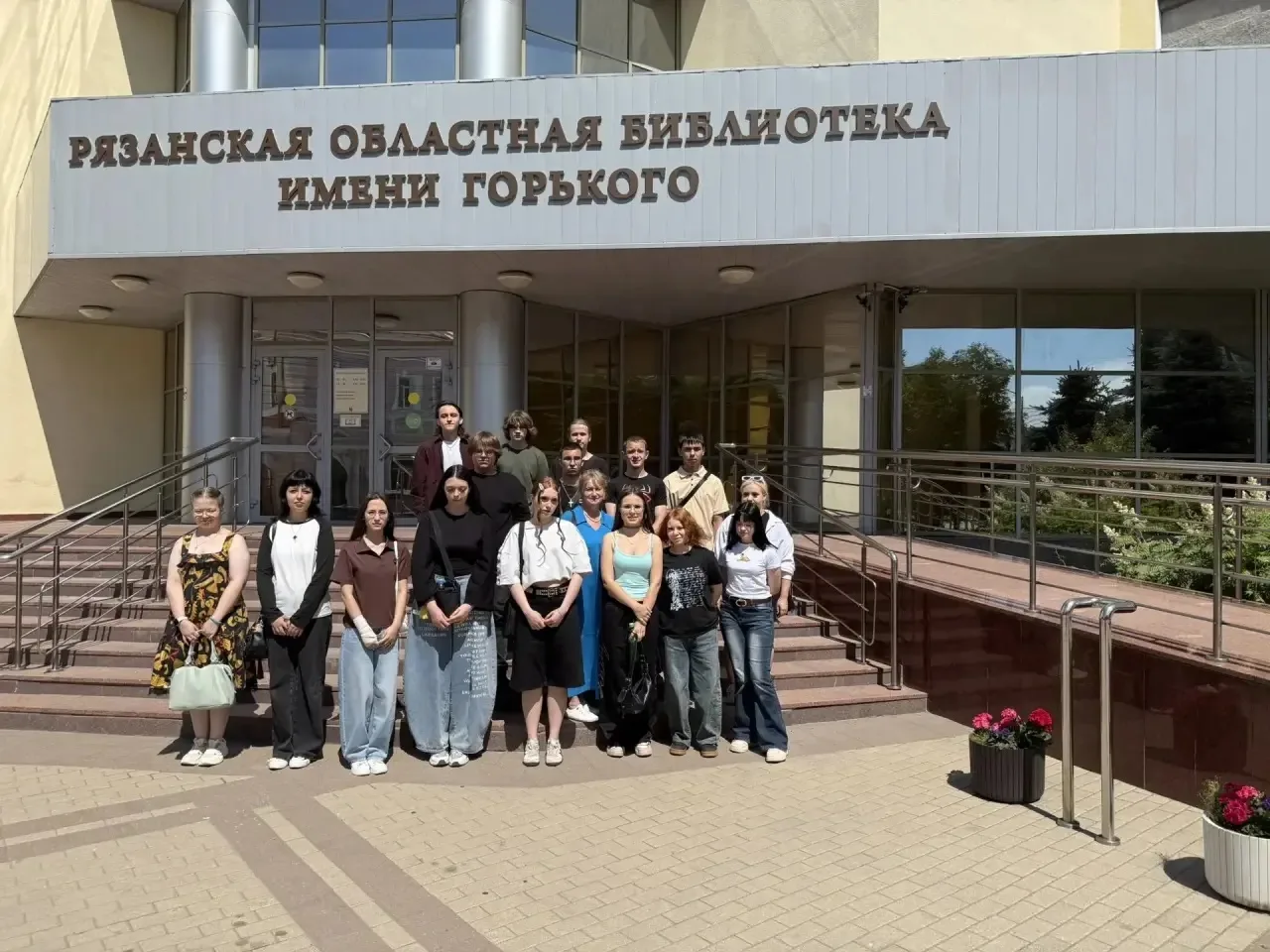🕊️ Группа 74 ПК-25 вместе со своим классным руководителем Малафеевой О.М. посетили библиотеку им. Г
