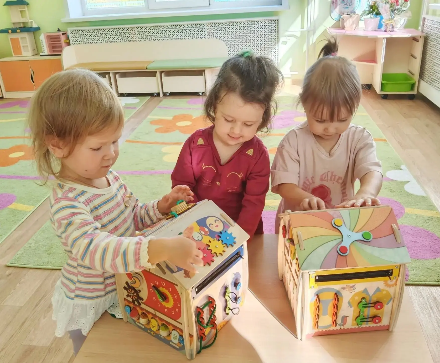 👆С помощью бизиборда ребенок, в первую очередь, учится нажимать, открывать, крутить ра...