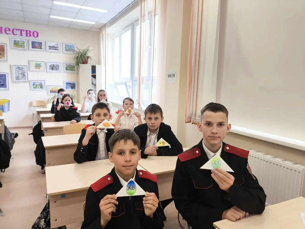Дети 5-в, 6-д , 4-а классов казачьей направленности и 6-г класса подготовили письма и их пасхальное 