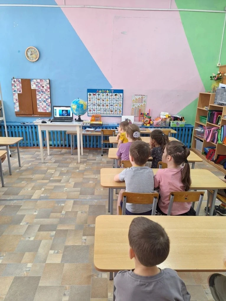 Добрый день! Сегодня покорителями космоса была подготовительная группа вместе с воспитателем Вожакин