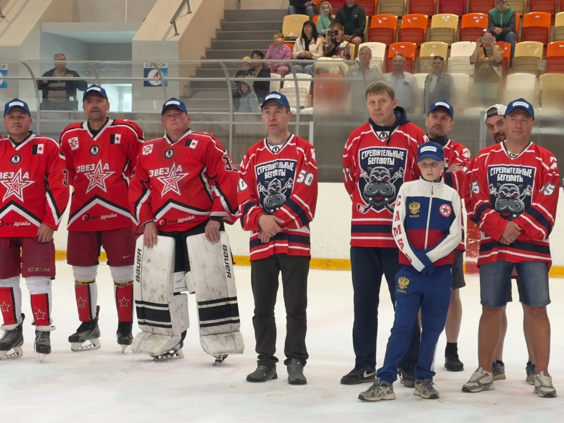 🏒 В День города в «Глазов Арене» было по-настоящему жарко!

Здесь прошёл хоккейный турнир среди вет