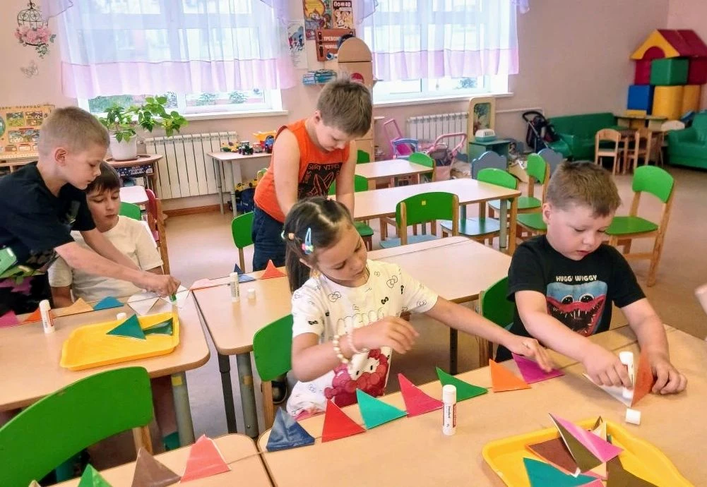 Для ребят подготовительной группы15 ДО29 состоялся мастер-класс по изготовлению флажков для украшени